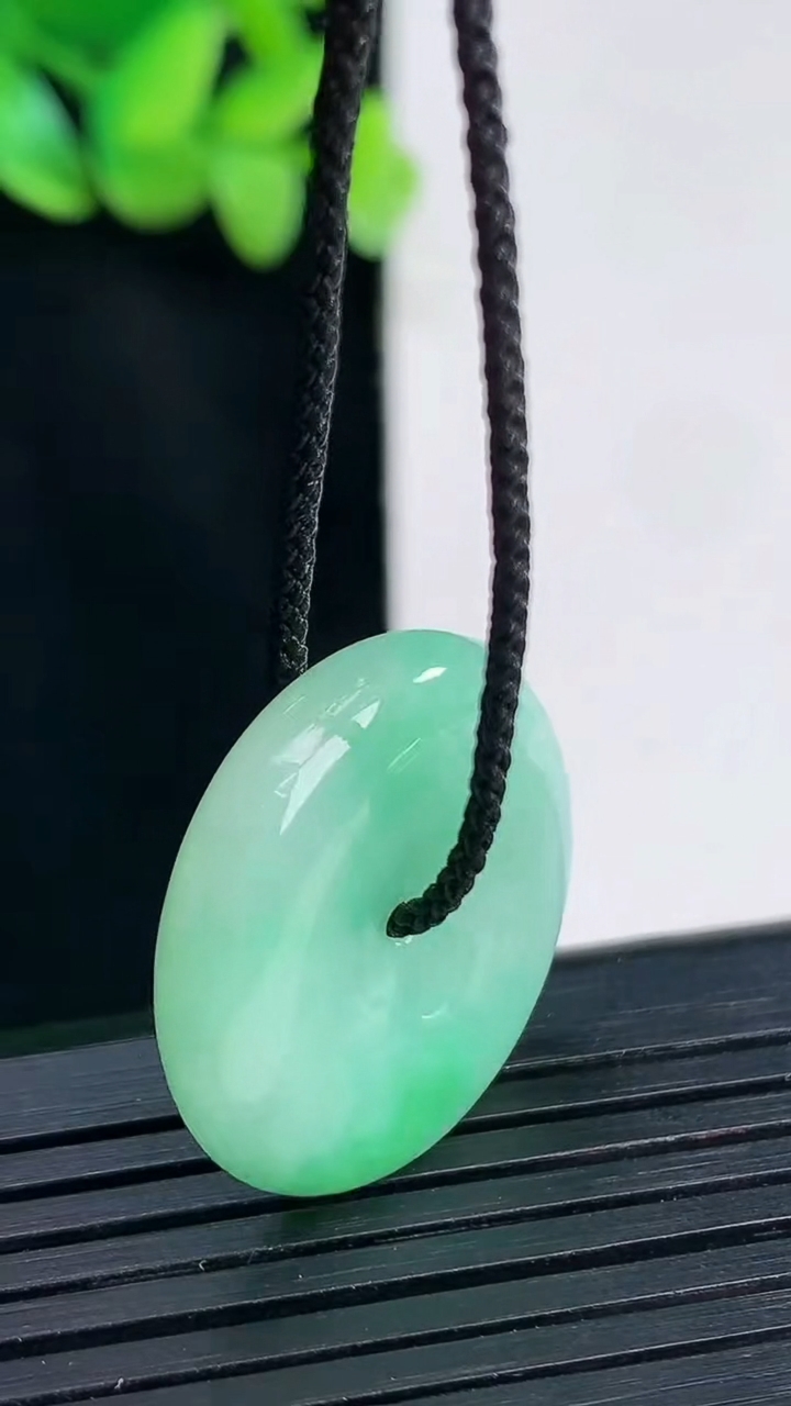 天然A货翡翠平安扣吊坠，尺寸24.5-6重量:7.54g
4月13日