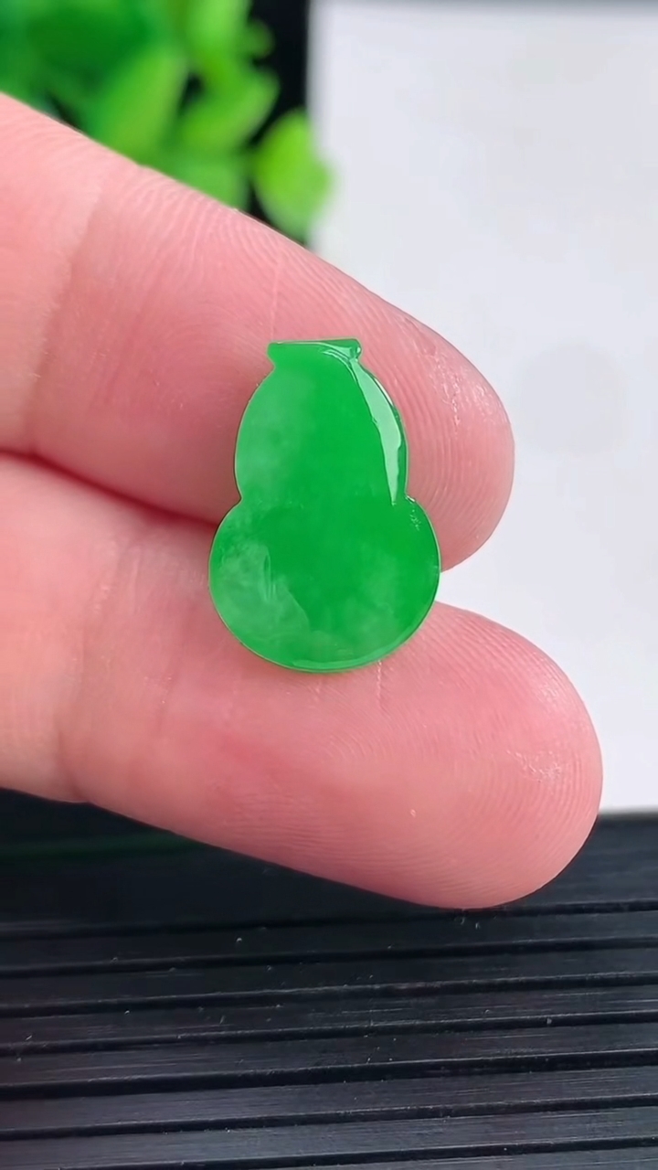 天然A货翡翠葫芦镶嵌件，尺寸17-11.5-3.5重量:1.17g
4月13日