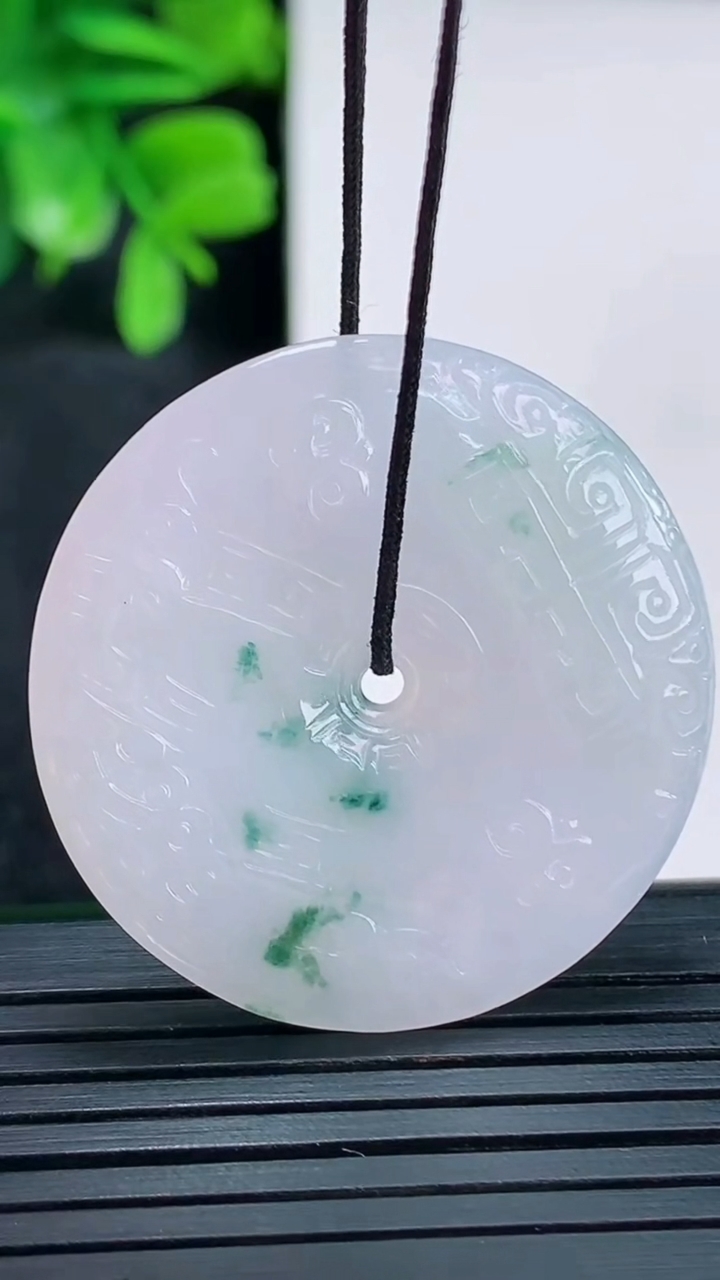 天然A货翡翠飘花复古平安扣吊坠尺寸34.2-4.1重量:10.77g
4月13日