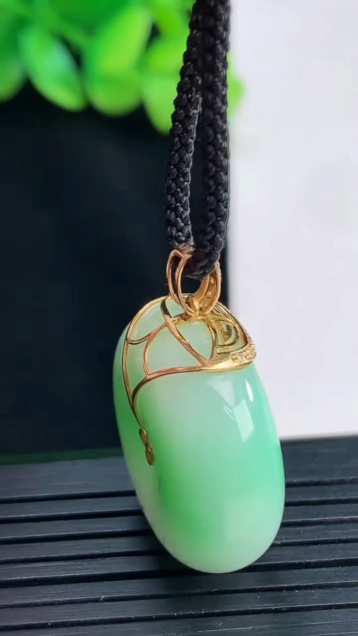 天然A货翡翠平安扣吊坠，尺寸24-10重量:13.52g
4月13日