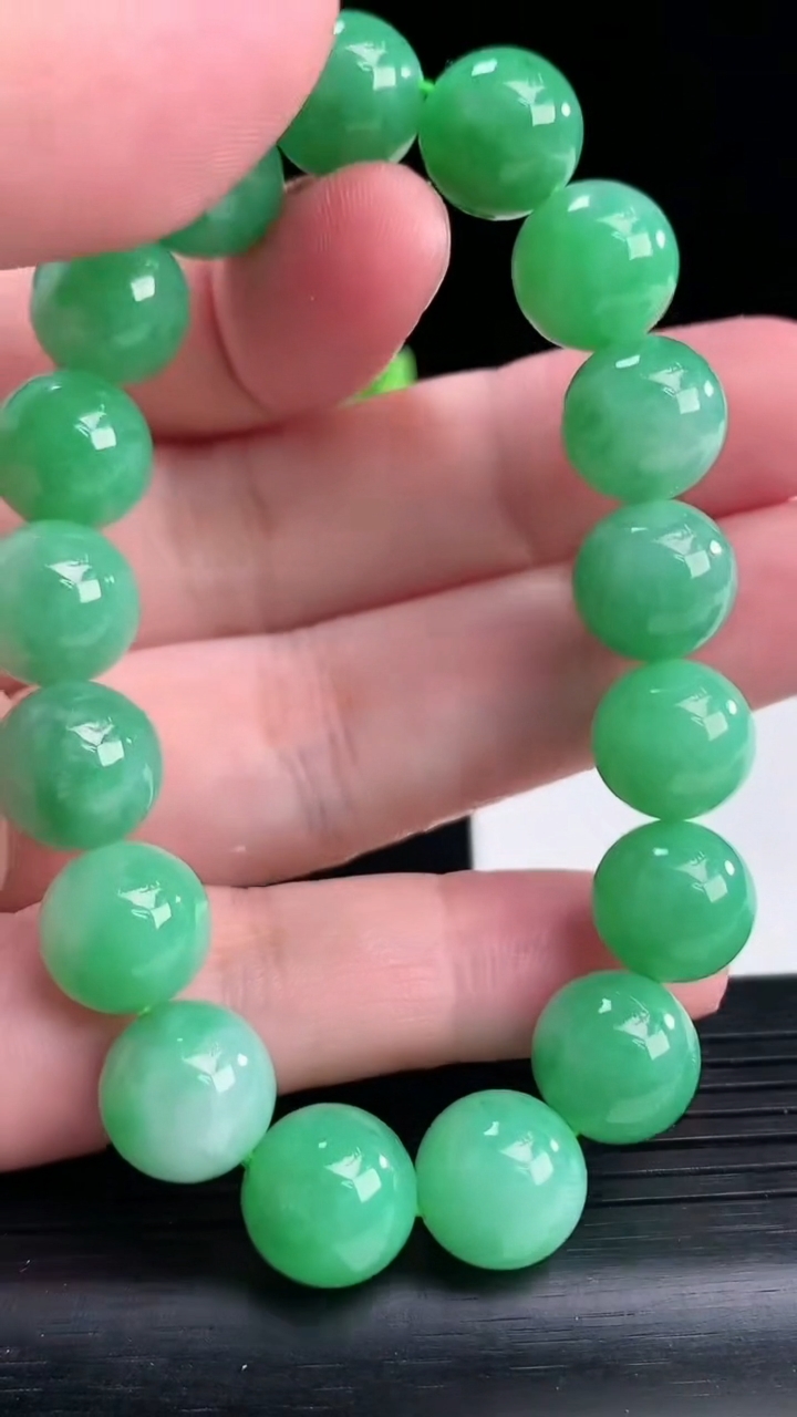 天然A货翡翠圆珠手串，尺寸11.2-17颗重量:43.31g4月13日
工厂直销收藏佳品,种好水足，色泽均匀，有种有色，上手高大气！