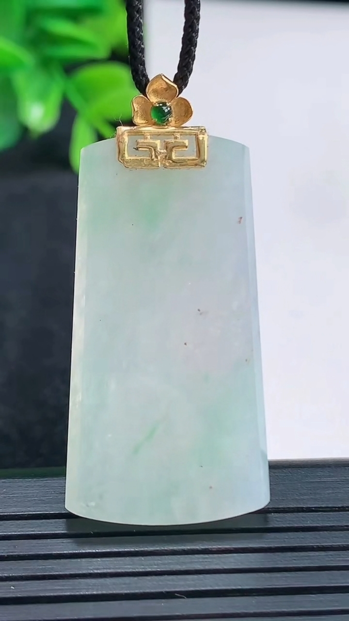 天然A货翡翠无事牌吊坠尺寸43.9-20.9-4重量:10.17g
4月13日