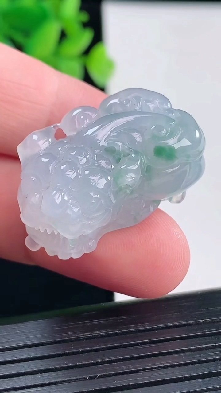 天然A货翡翠飘花貔貅吊坠，尺寸33-16-16重量:19.16g
4月13日