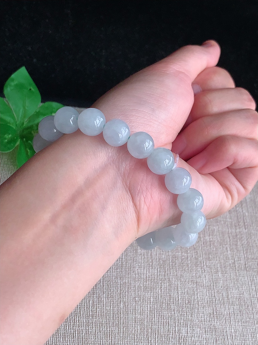 天然A货翡翠白冰圆珠佛珠手串19颗 
尺寸10.4mm 重量36.50g 0412