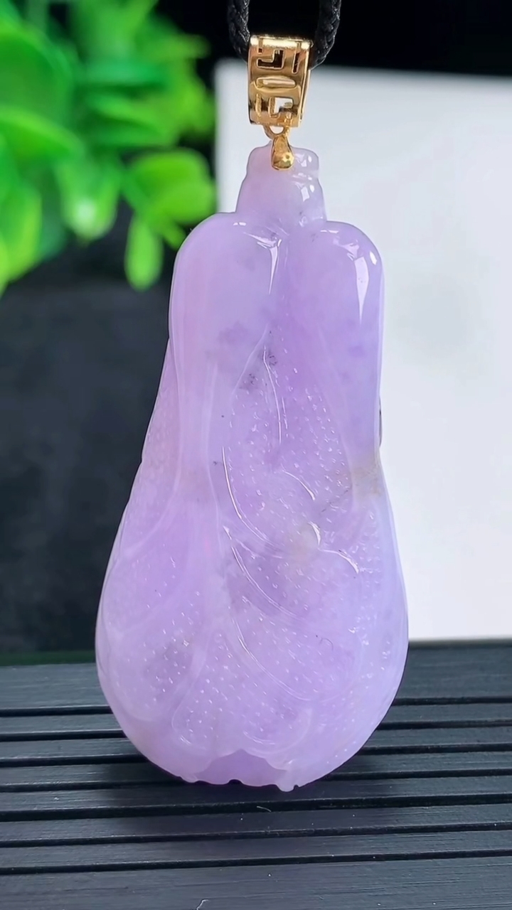 天然A货翡翠18K金紫罗兰白菜吊坠尺寸49.1-24.1-10.1重量:22.37g
4月13日