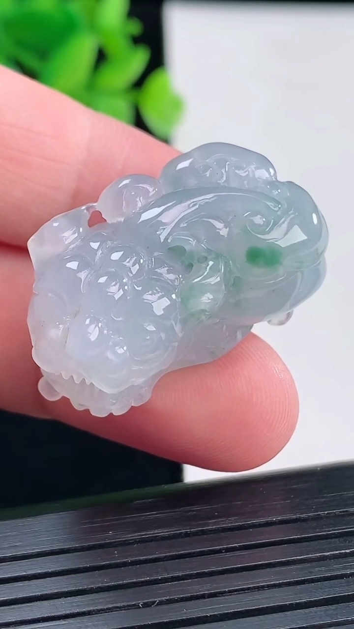 天然A货翡翠飘花貔貅吊坠，尺寸33-16-16重量:19.16g
4月13日