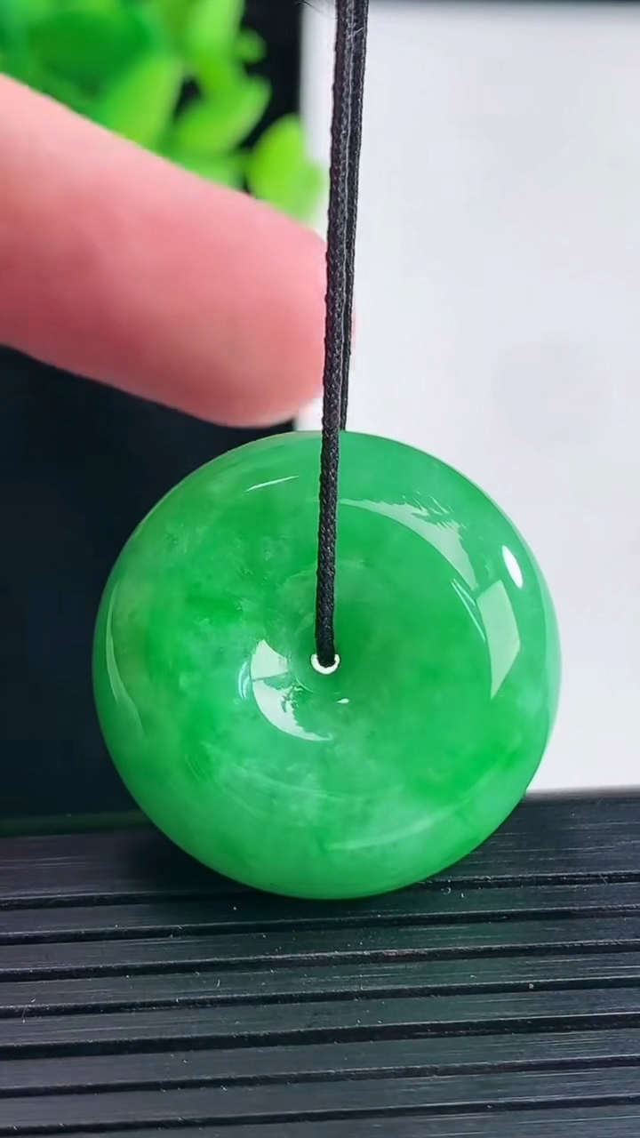 天然A货翡翠平安扣吊坠，尺寸28-12.6重量:20.33g
4月13日