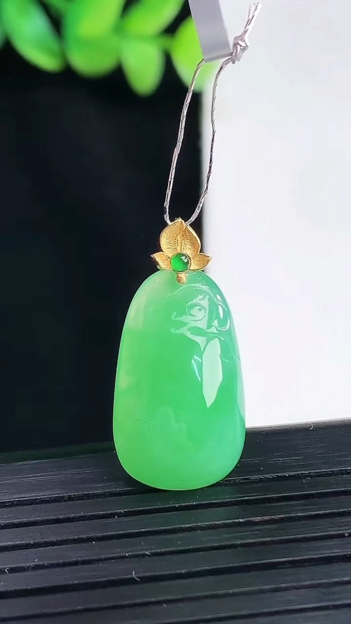 天然A货翡翠福瓜吊坠，尺寸20-13-5.2重量:2.91g
4月13日