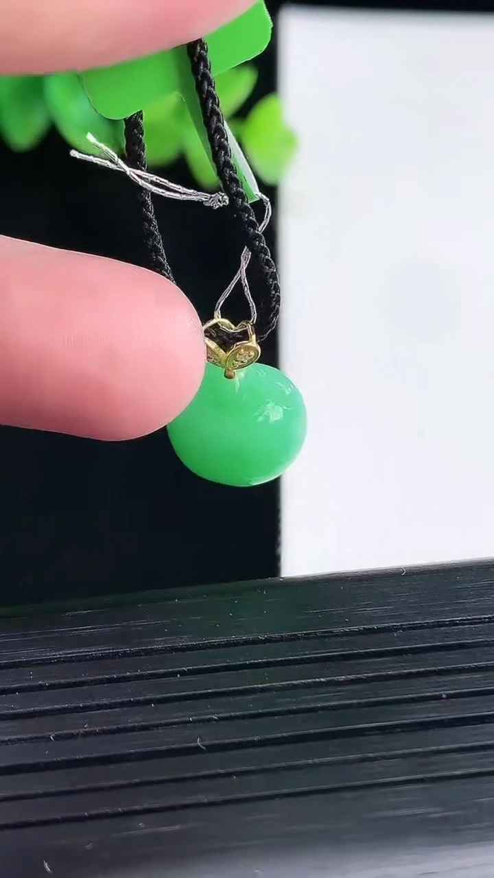 天然A货翡翠苹果吊坠，尺寸11.6-13-10重量:3.20g
4月13日