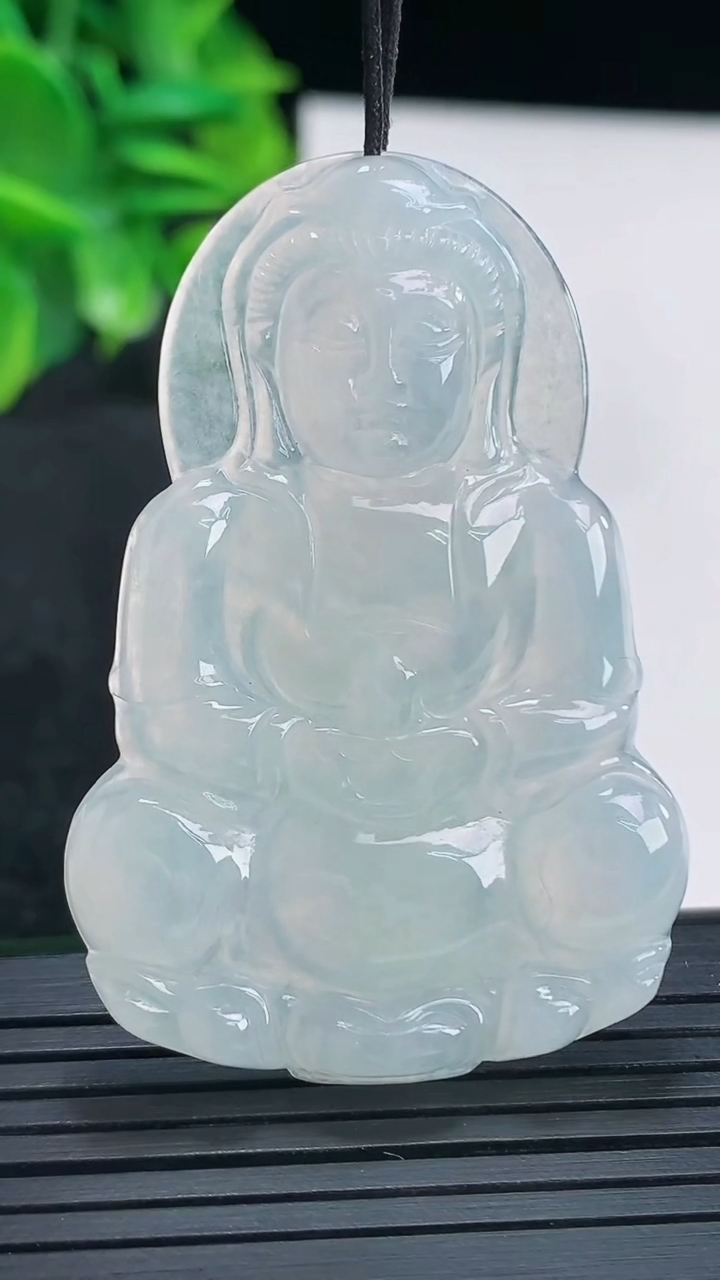 天然A货翡翠观音菩萨吊坠尺寸52.5-35.4-4.6重量:14.60g
4月13日