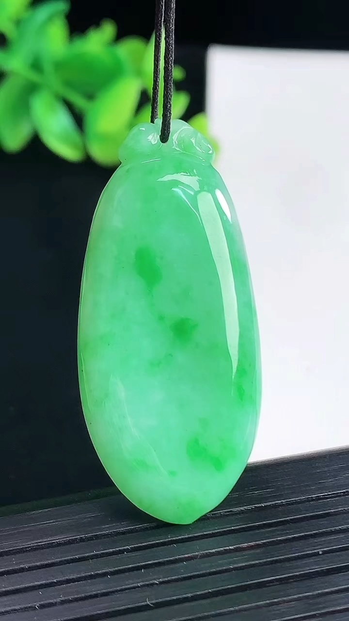 天然A货翡翠福瓜吊坠，尺寸45-21-6.5重量:12.06g
4月13日