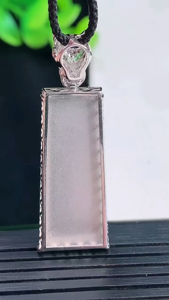 天然A货翡翠无事牌吊坠，尺寸41-13-4，裸石30-13.5重量:4.66g
4月13日