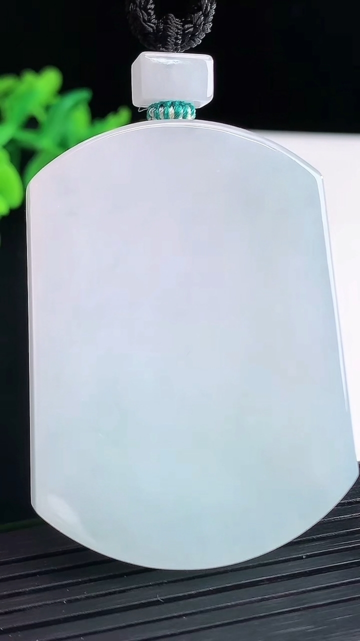 天然A货翡翠无事牌吊坠，尺寸55-41-5.5重量:43.30g
4月13日