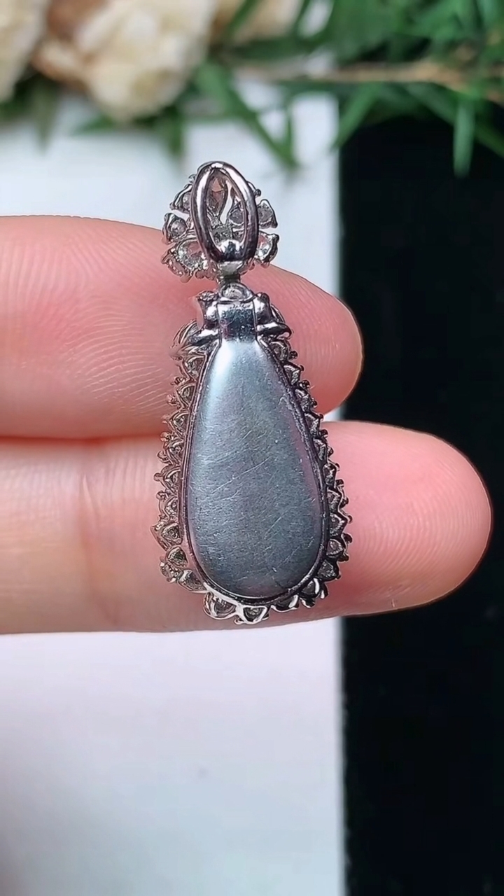 天然A货翡翠年年有余吊坠，尺寸26-11.4-7.9
4月13日