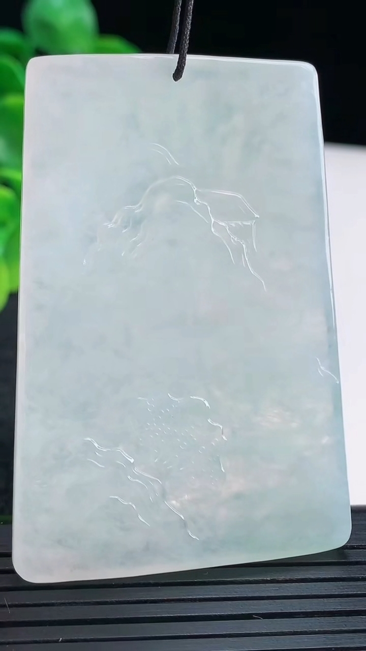 天然A货翡翠山水牌吊坠尺寸62.1-42.3-4.2重量:35.10g
4月13日