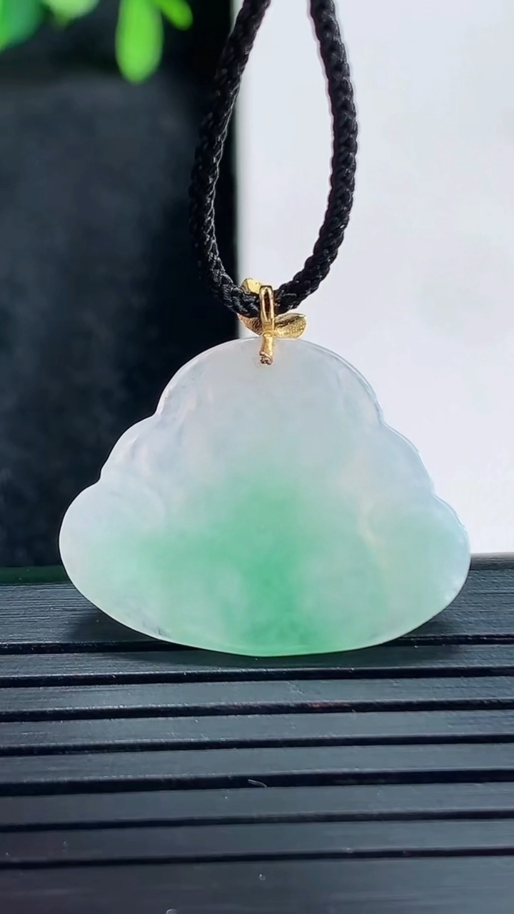 天然A货翡翠佛公吊坠尺寸23.2-25.2-2.4重量:2.29g
4月13日