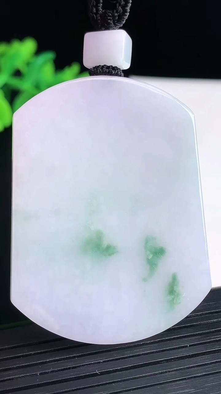 天然A货翡翠彩带彩无事牌吊坠，尺寸53.5-41-5.5重量:40.27g
4月13日