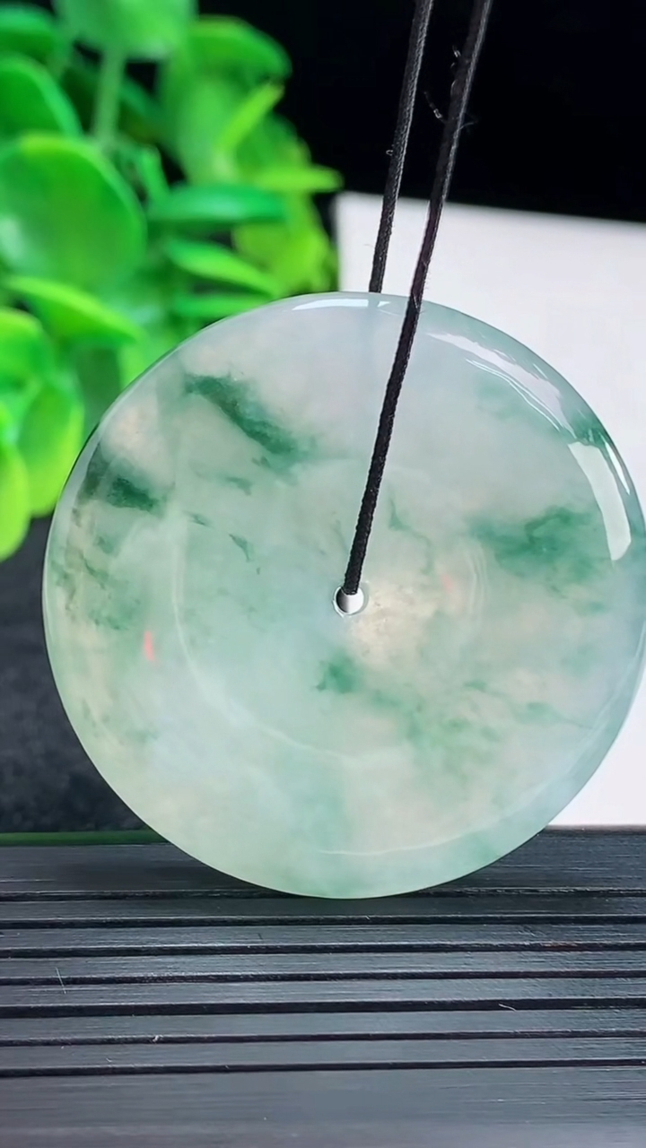 天然A货翡翠飘花平安扣吊坠尺寸41.8-5.4重量:22.03g
4月13日