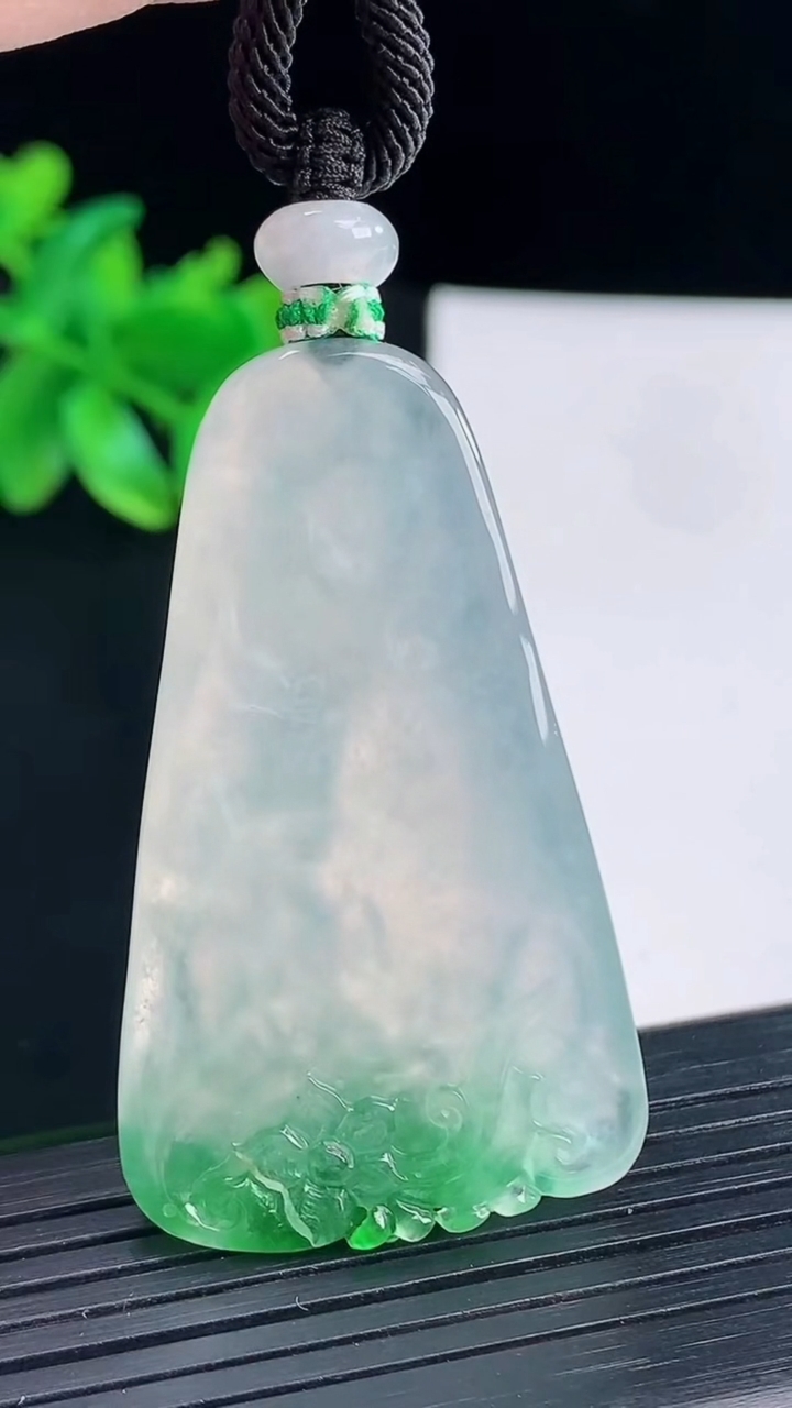 天然A货翡翠梅花鹿吊坠，尺寸48.6-29-7重量:22.67g
4月13日