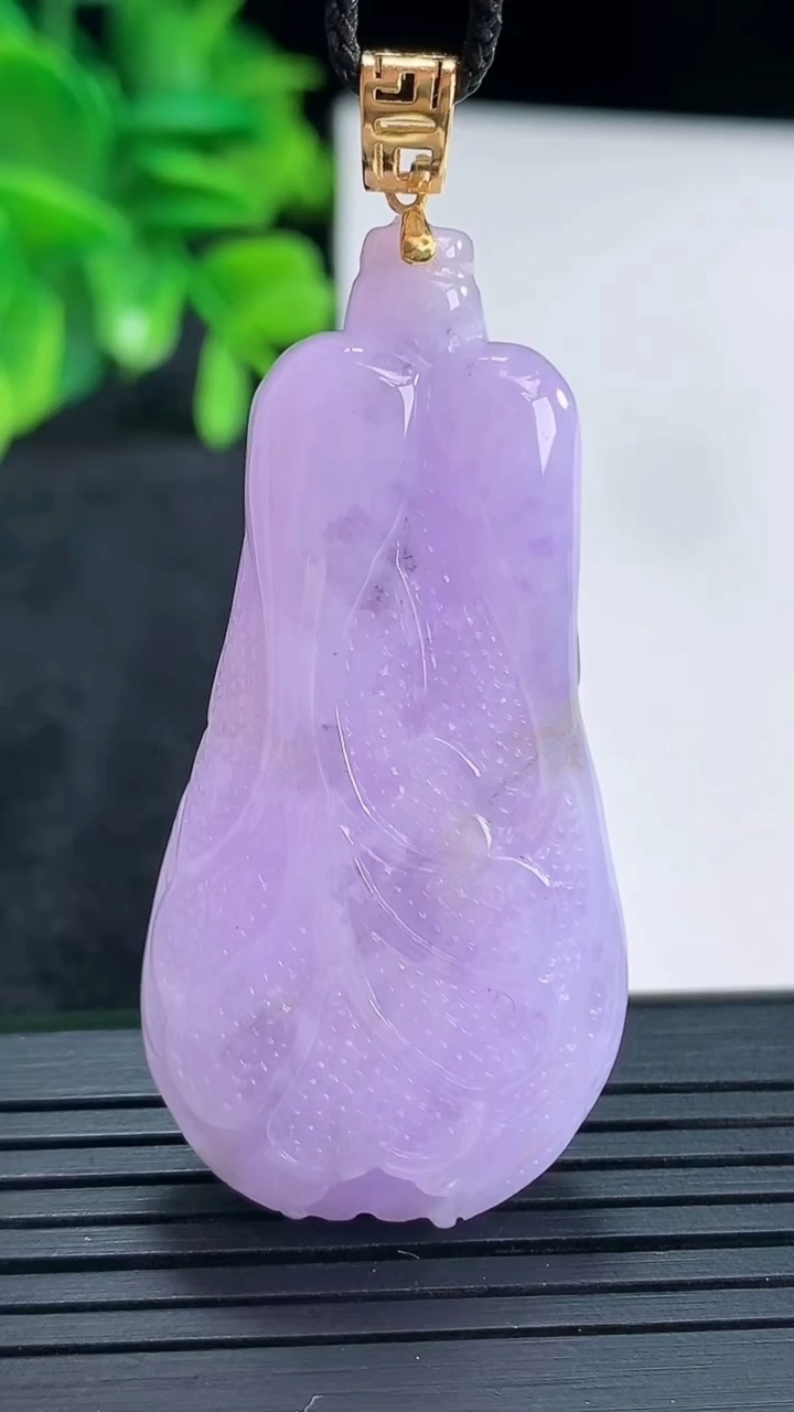 天然A货翡翠18K金紫罗兰白菜吊坠尺寸49.1-24.1-10.1重量:22.37g
4月13日