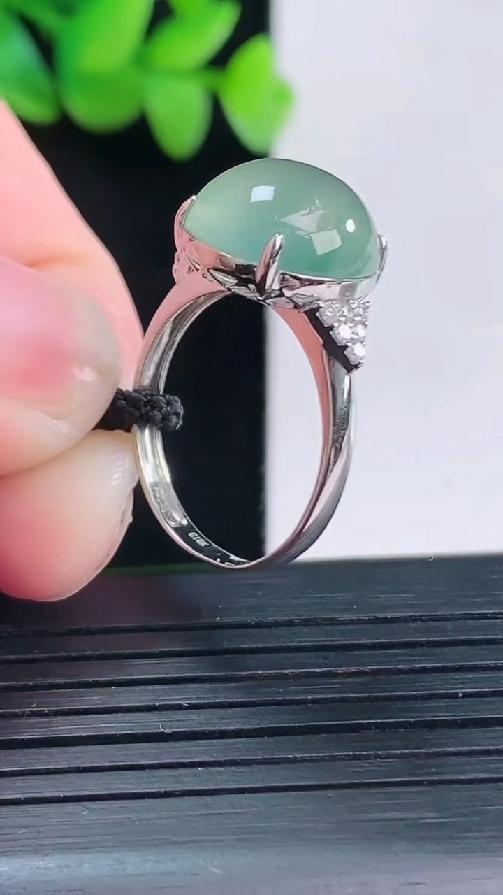 天然A货翡翠蛋面戒指，尺寸内径17.8，尺寸12.5-9重量:3.53g2026年4月13日
工厂直销收藏佳品,种好水足，色泽均匀，有种有色，上手高大气！