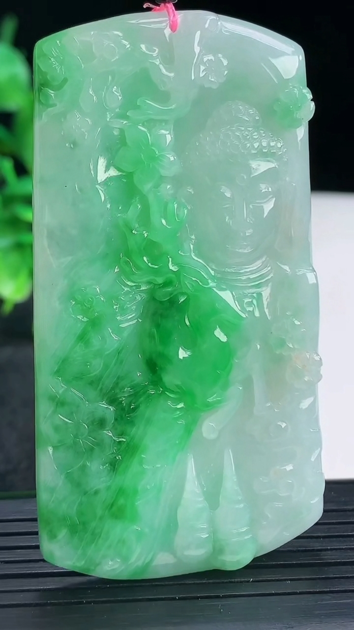 天然A货翡翠佛头吊坠尺寸72.6-39.4-5.5重量:39.13g
4月13日