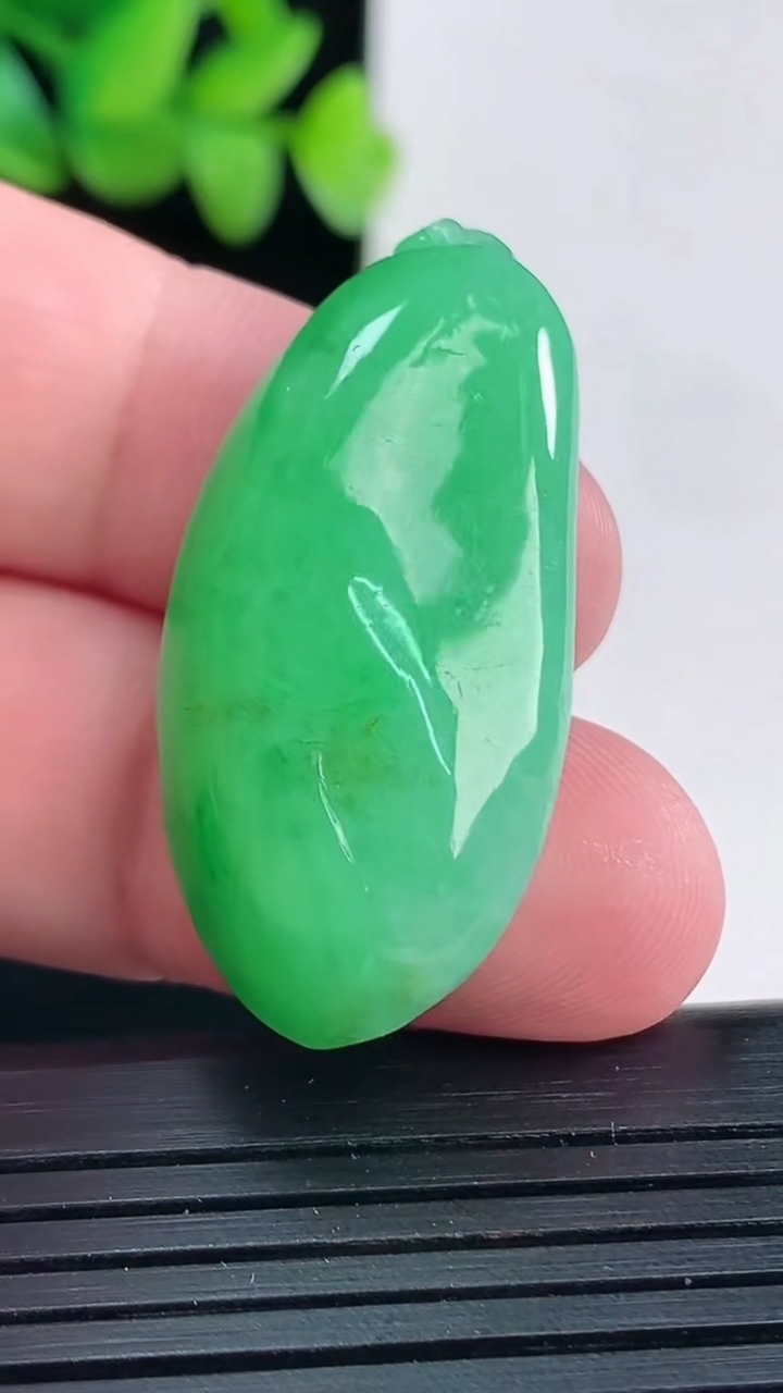 天然A货翡翠满满福瓜吊坠，尺寸39-18.6-11重量:13.60g
4月13日