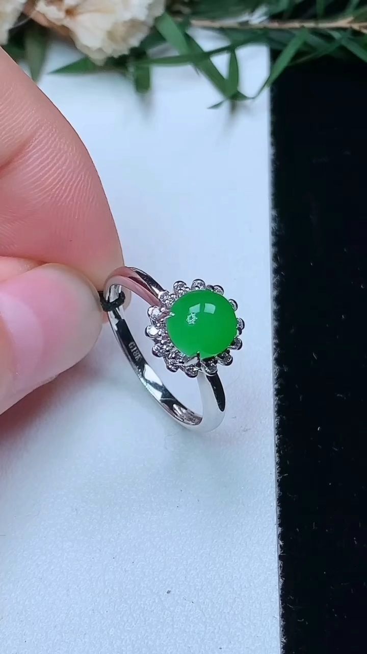 天然A货翡翠蛋面戒指，尺寸16.7-6.8-6.3，重量:2.33g2026年4月13日
工厂直销收