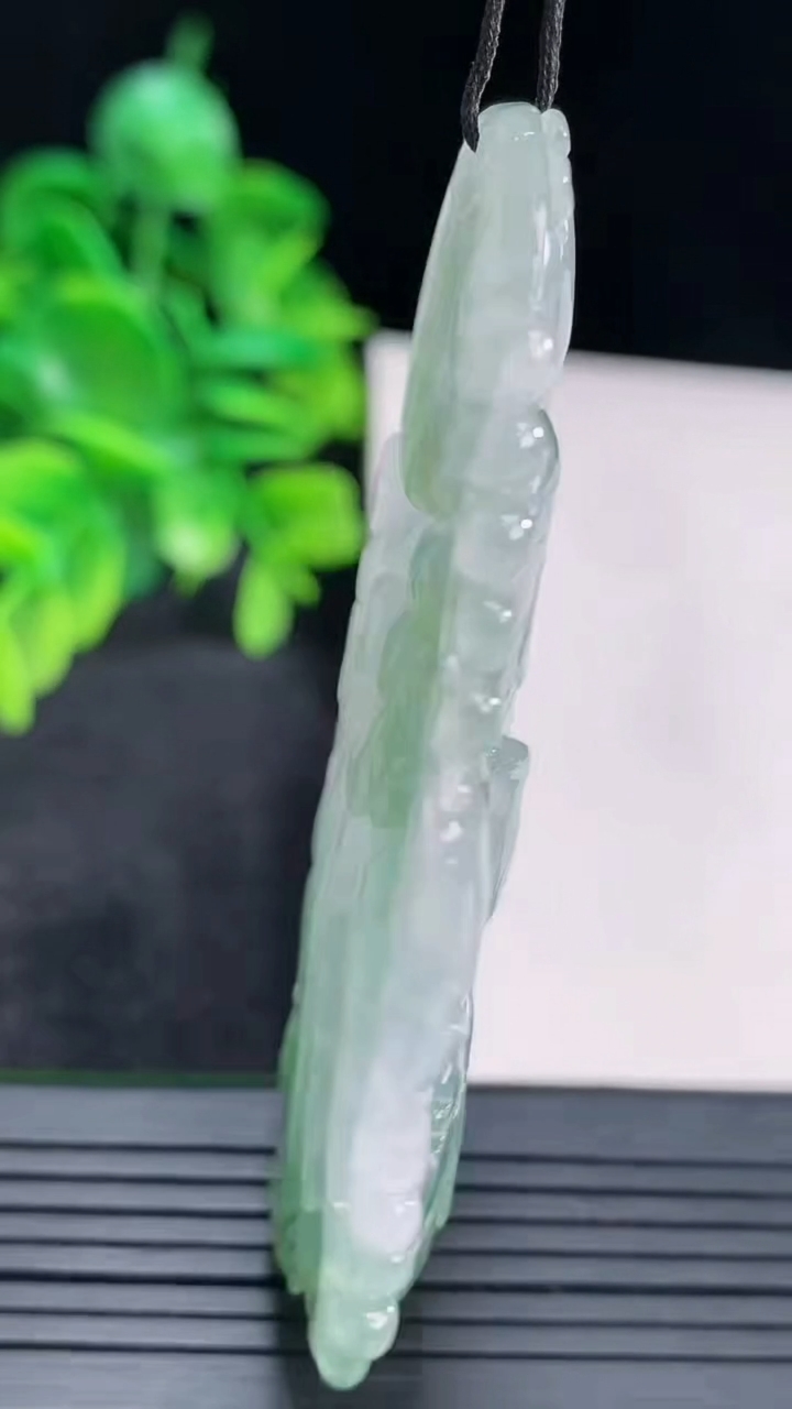 天然A货翡翠凤凰吊坠尺寸69-41.7-10重量:44.81g
4月13日