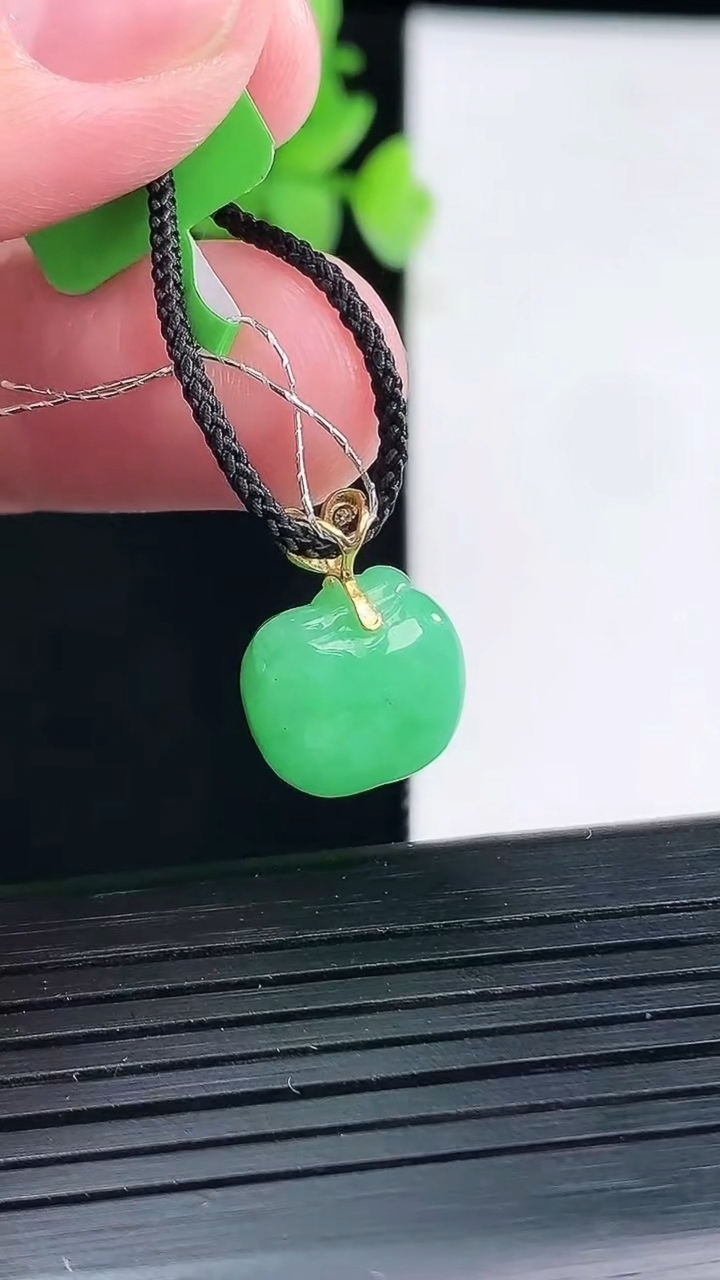 天然A货翡翠苹果吊坠，尺寸11.6-13-10重量:3.20g
4月13日