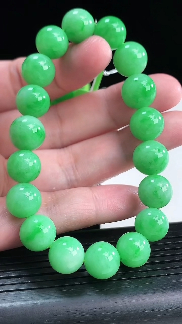 天然A货翡翠圆珠手串，尺寸12-18颗重量:44.74g4月13日
工厂直销收藏佳品,种好水足，色泽均匀，有种有色，上手高大气！