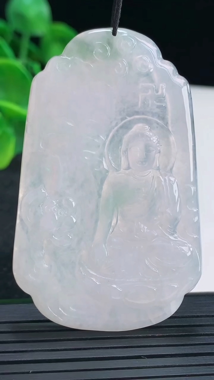天然A货翡翠阿弥陀佛吊坠尺寸63.6-40.4-6.3重量:24.39g
4月13日
