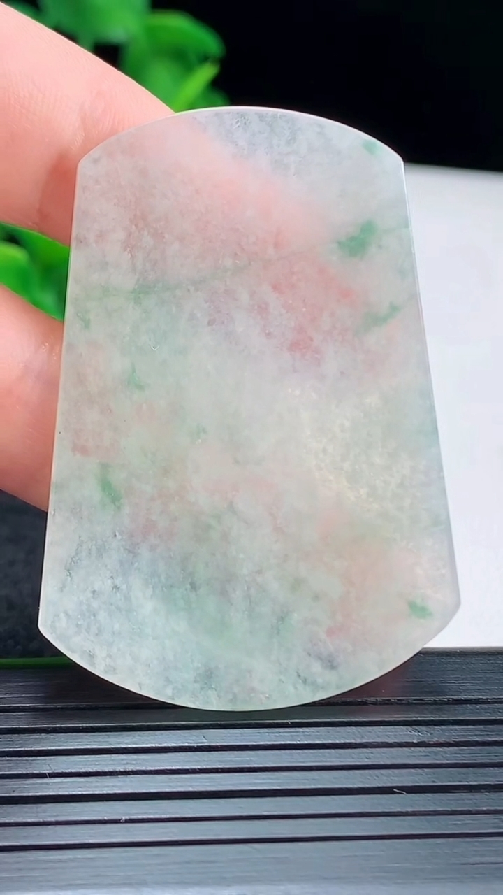 天然A货翡翠飘花无事牌吊坠尺寸52.2-37.2-2.1重量:12.80g
4月13日