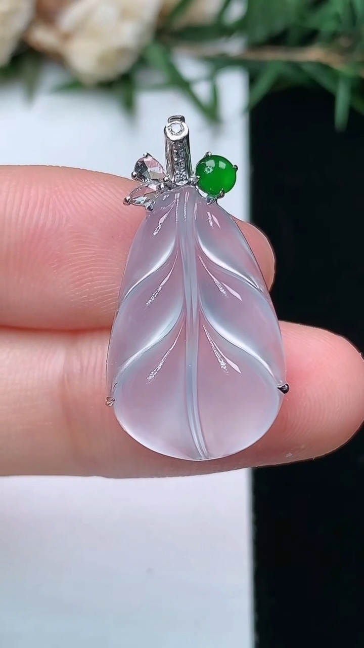 天然A货翡翠白冰金枝玉叶 叶子吊坠，尺寸20.8-13.8-6.4，重量:2.60g
4月13日