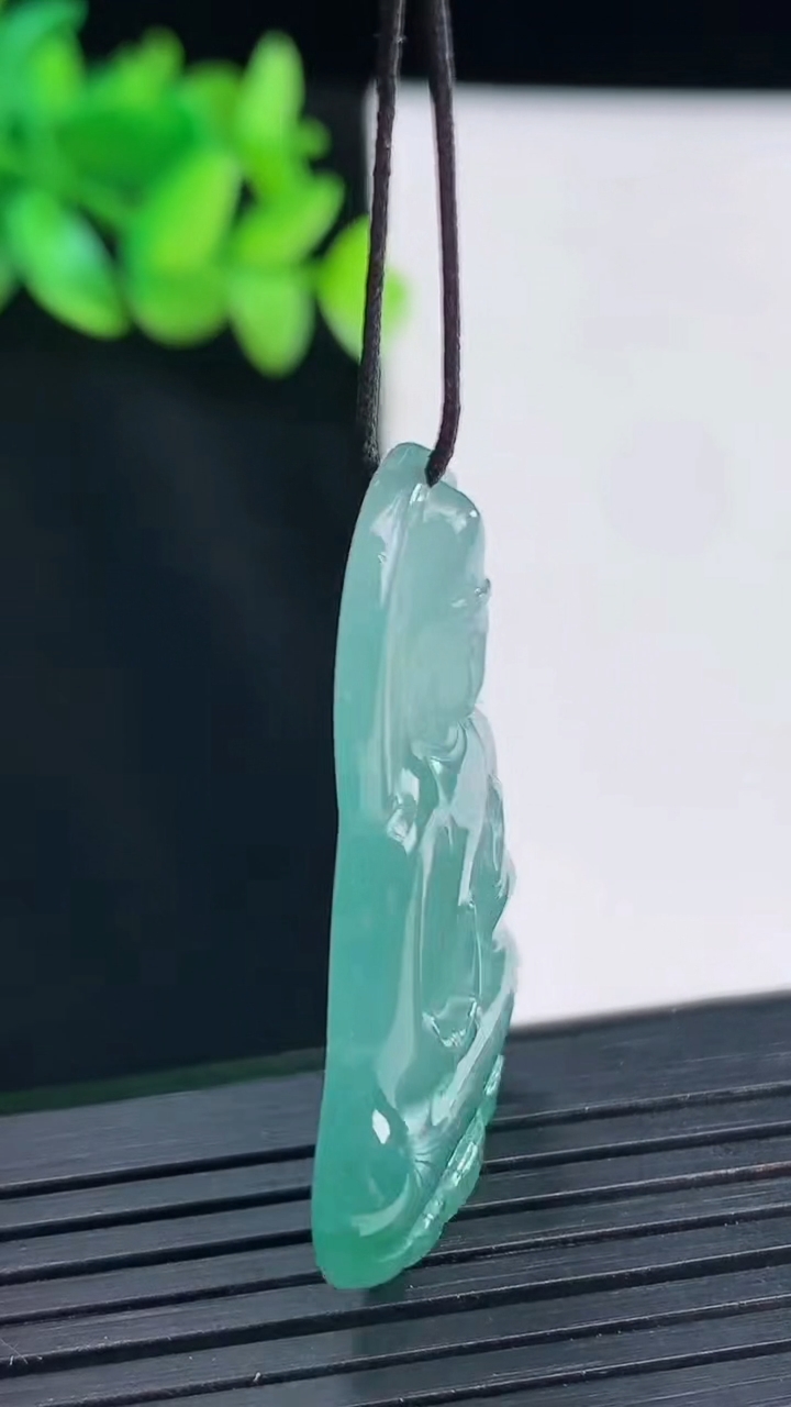 天然A货翡翠冰种蓝水素衣观音吊坠，尺寸39.5-24-4.5重量:7.52g
4月13日