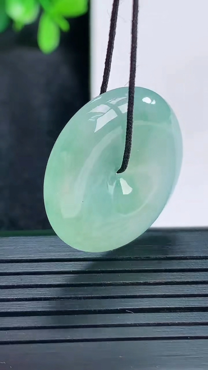 天然A货翡翠飘花平安扣吊坠尺寸26.2-5.4重量:7.92g
4月13日