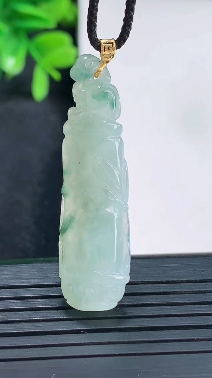 天然A货翡翠18K金飘花节节高升 竹节吊坠尺寸42.1-11.9-5.4重量:5.61g
4月13日