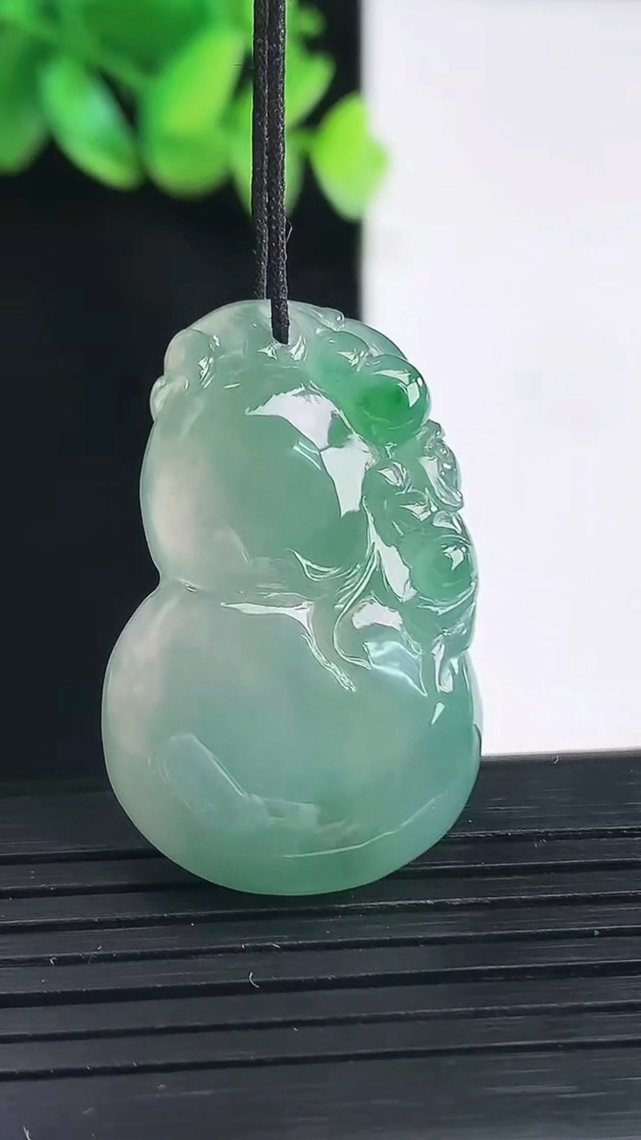 天然A货翡翠葫芦吊坠，尺寸35-22-7重量:10.62g
4月13日