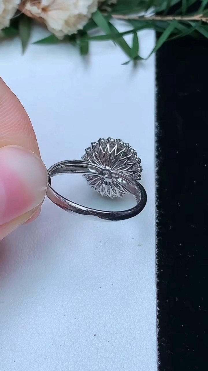 天然A货翡翠蛋面戒指，尺寸17-8.6，重量:2.97g2026年4月13日
工厂直销收藏佳品,种好水足，色泽均匀，有种有色，上手高大气！