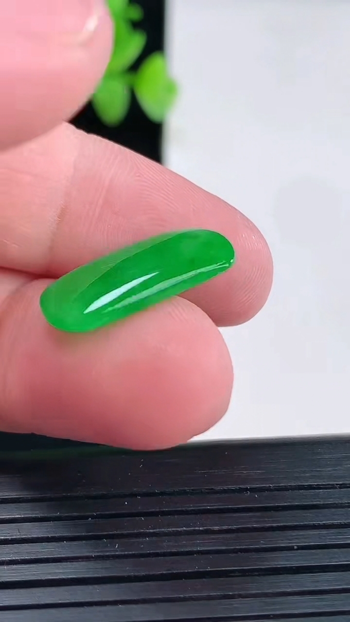 天然A货翡翠马鞍镶嵌件，尺寸20-10-3.2重量:1.37g
4月13日