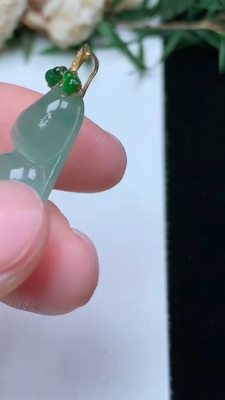 天然A货翡翠福豆吊坠，尺寸32-13.2-5.8，重量:4.76g
4月13日
