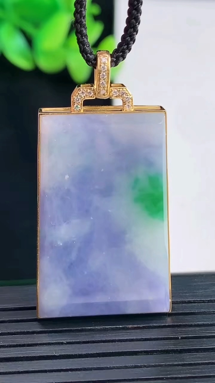 天然A货翡翠18k金春带彩无事牌吊坠，尺寸43-22-5.5，裸石34-22重量:12.17g
4月13日