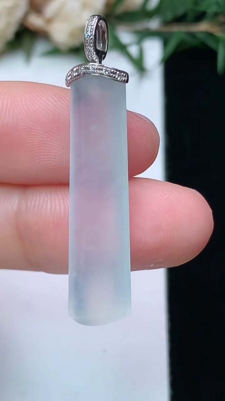 天然A货翡翠白冰平安柱吊坠，尺寸31.3-8-5.3，重量:3.34g
4月13日