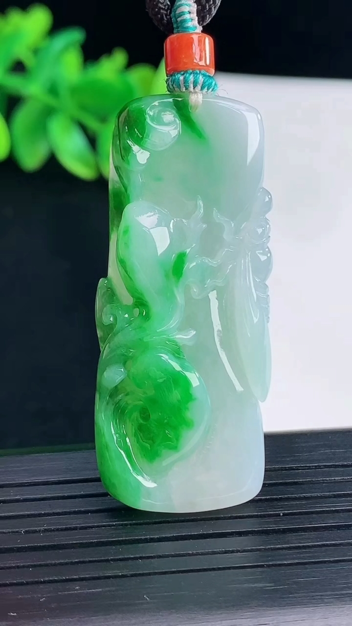 天然A货翡翠节节高升 竹节吊坠，尺寸48-21-9.2重量:20.54g
4月13日