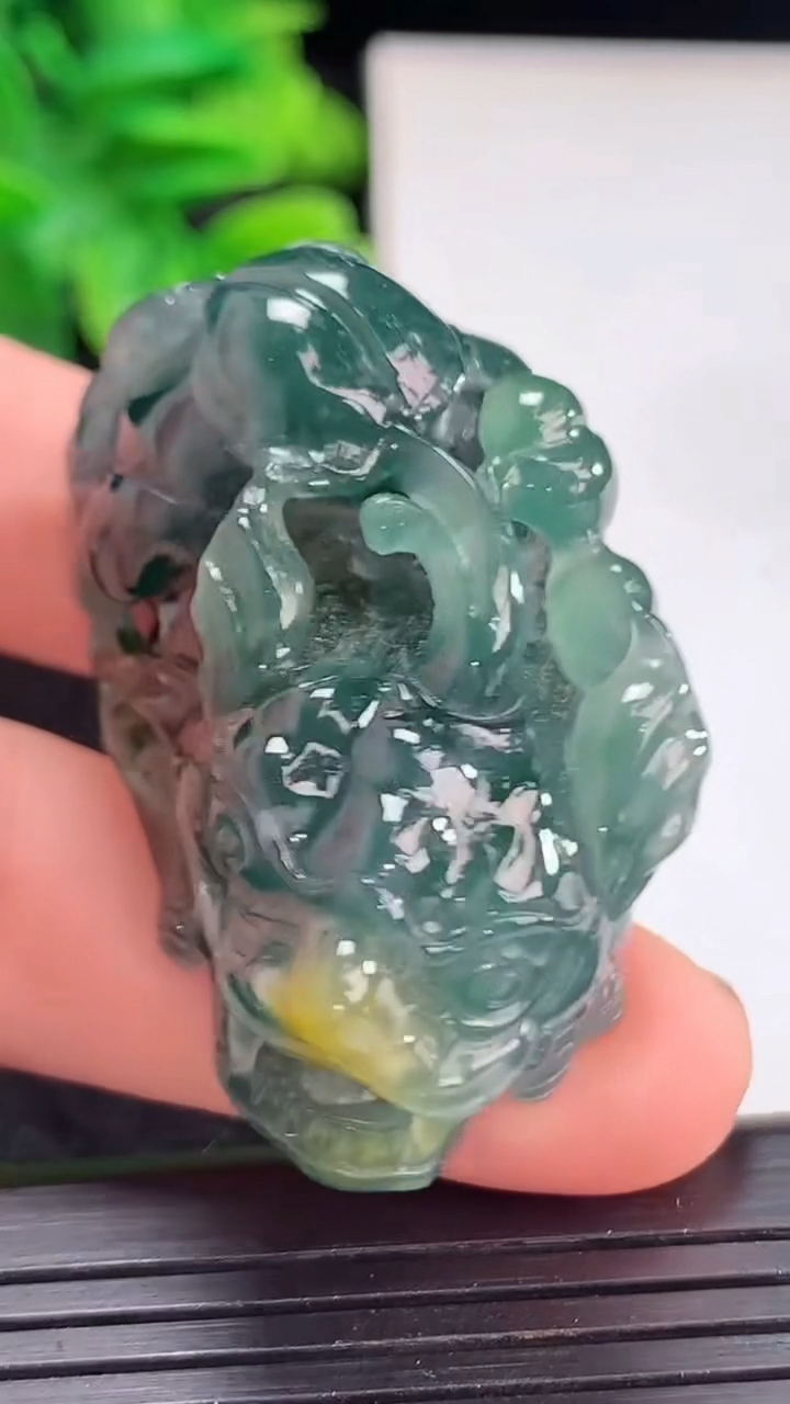 天然A货翡翠蓝水双彩貔貅吊坠尺寸39-23-22重:36.99g049
4月13日