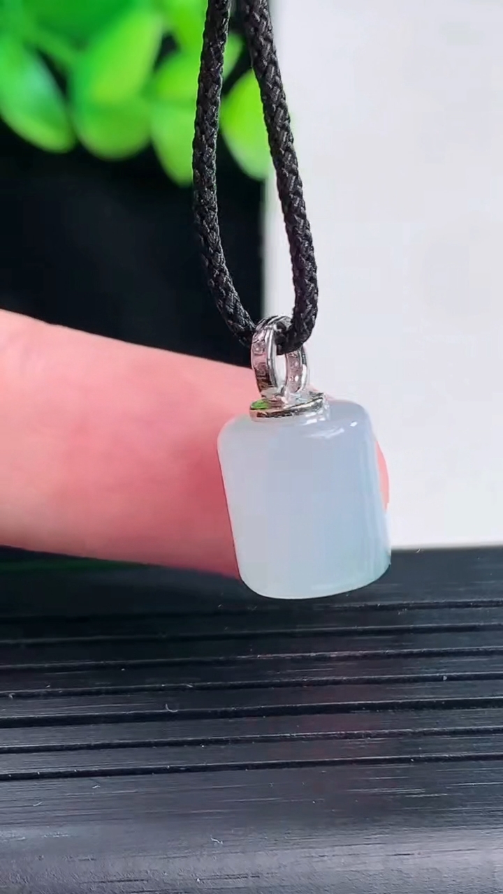 天然A货翡翠18k金飘花路路通吊坠，尺寸11-10重量:3.33g
4月13日