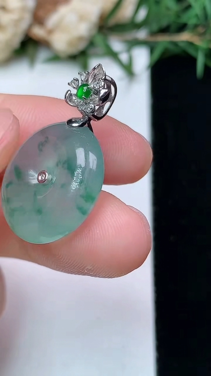 天然A货翡翠飘花平安扣吊坠，尺寸18-5.8，重量:4.63g
4月13日