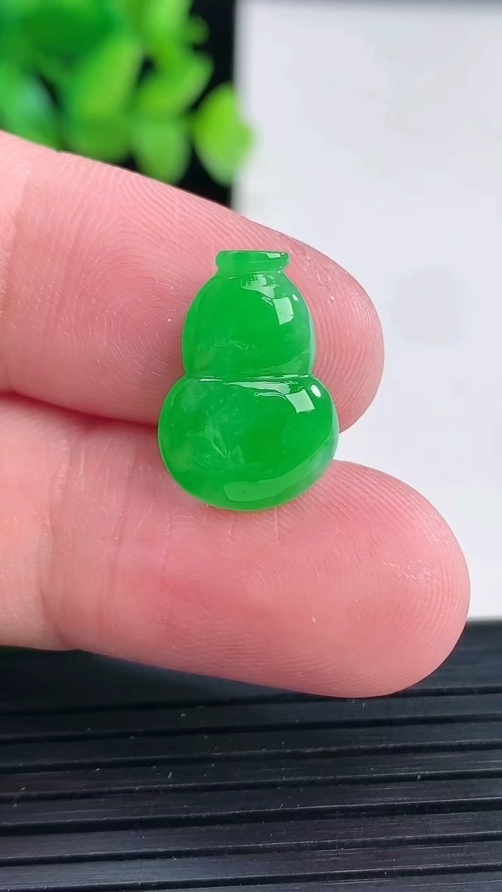 天然A货翡翠葫芦镶嵌件，尺寸17-11.5-3.5重量:1.17g
4月13日