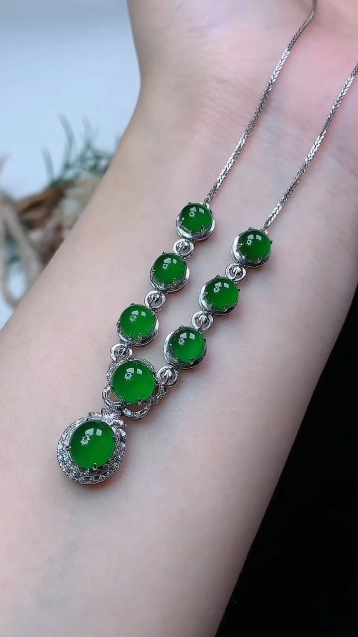 天然A货翡翠蛋面项链，尺寸6.6-5.9，重量:5.83g4月13日
工厂直销收藏佳品,种好水足，色泽均匀，有种有色，上手高大气！