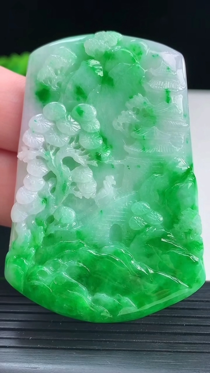 天然A货翡翠山水牌吊坠，尺寸65-44.5-6.5重量:43.78g
4月13日